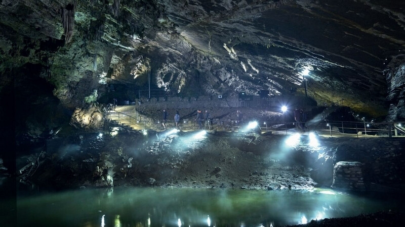 Renne ~ Grottes de Han